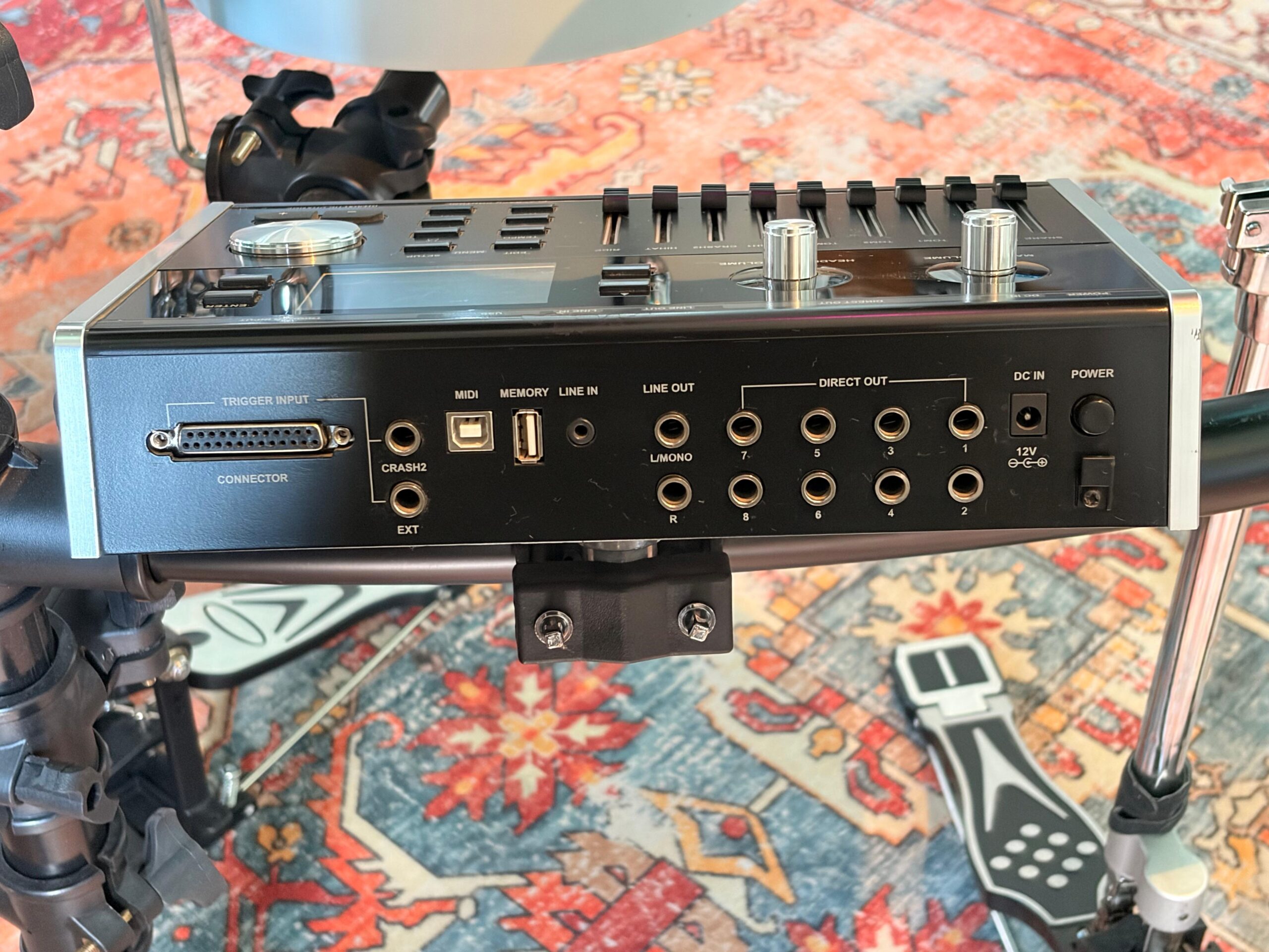 8 Direct Outs configurables